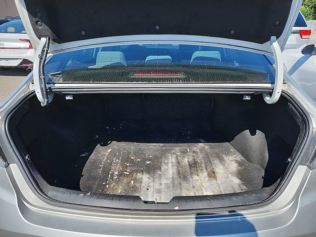 Used 2019 Silver Hyundai SE image 18