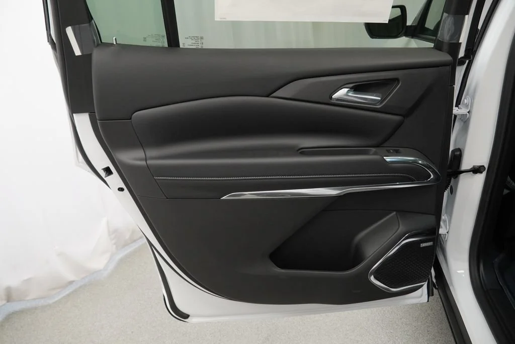 New 2027 Summit White Chevrolet LT image 25