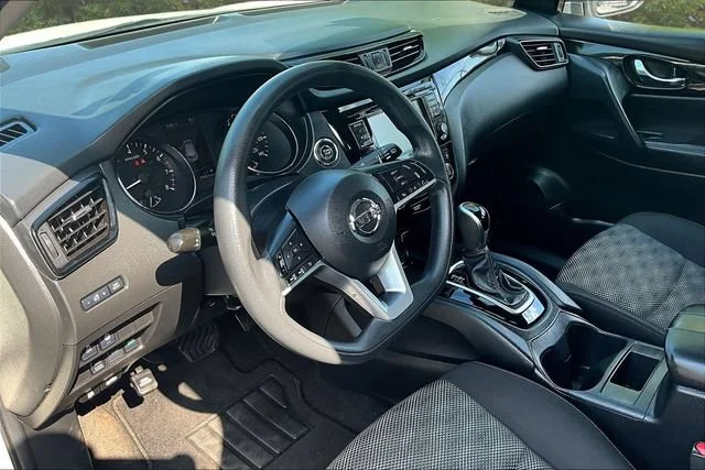 Used 2020 White Nissan SV image 17