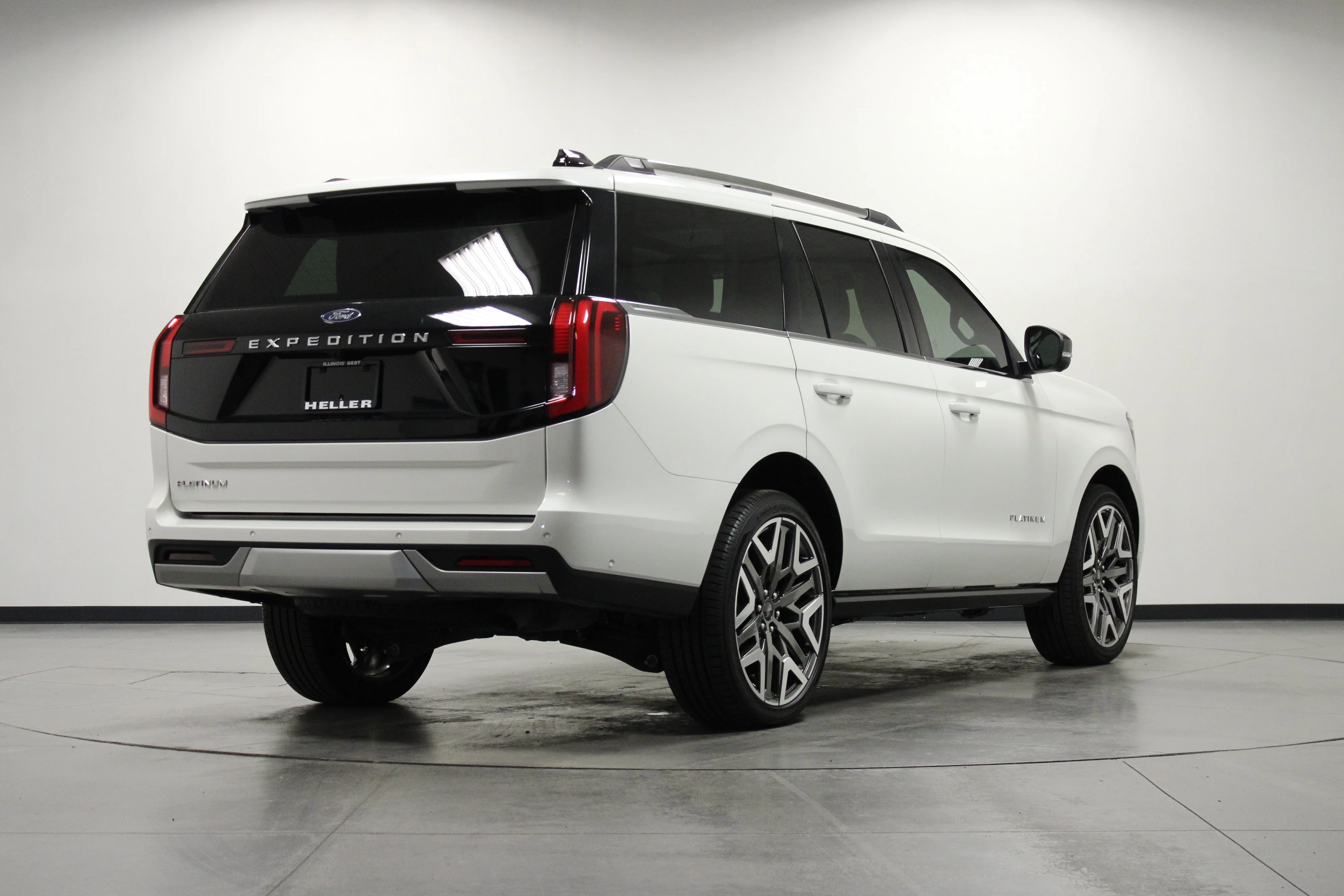 Used 2025 White Metallic Ford Platinum image 4
