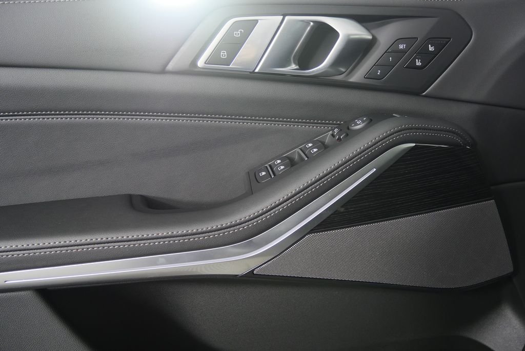 Used 2026 Skyscraper Grey Metallic BMW M60i image 9