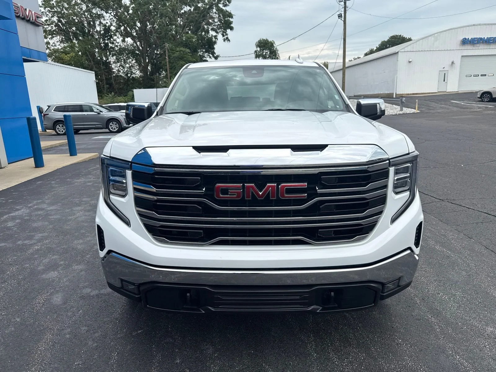 Used 2025 White GMC SLT image 10