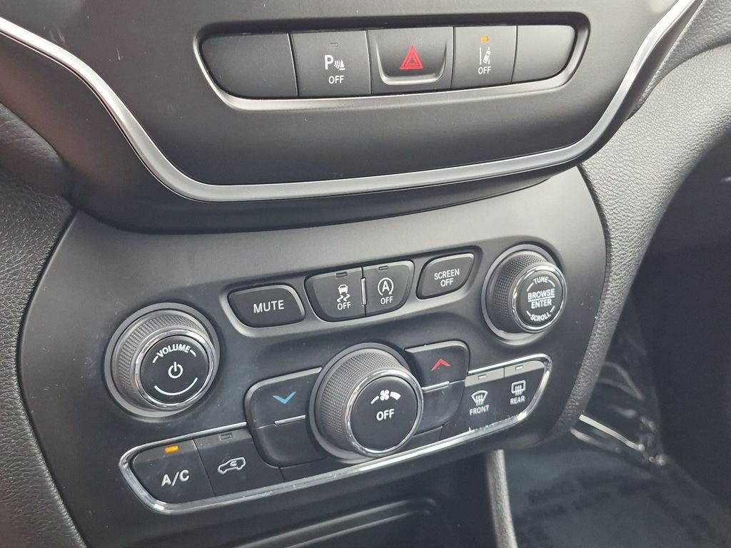 Used 2021 Red Jeep Latitude Lux image 19