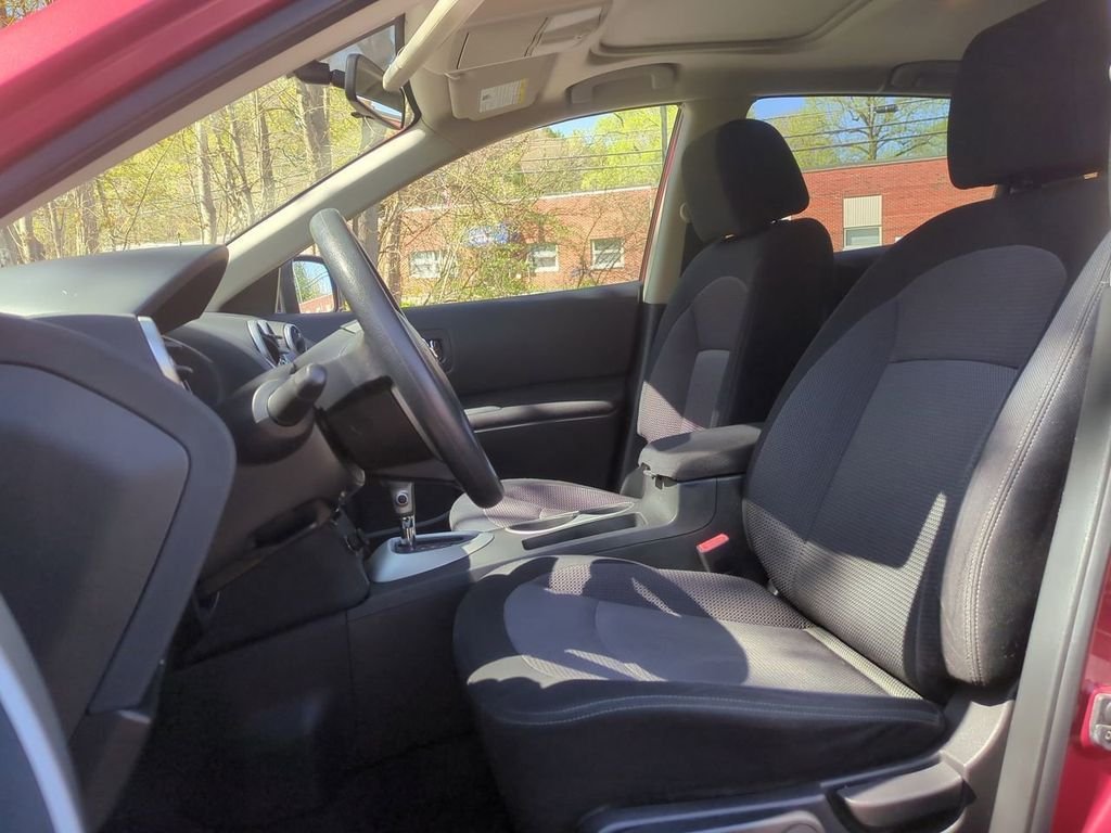 Used 2010 Red Nissan SL image 20