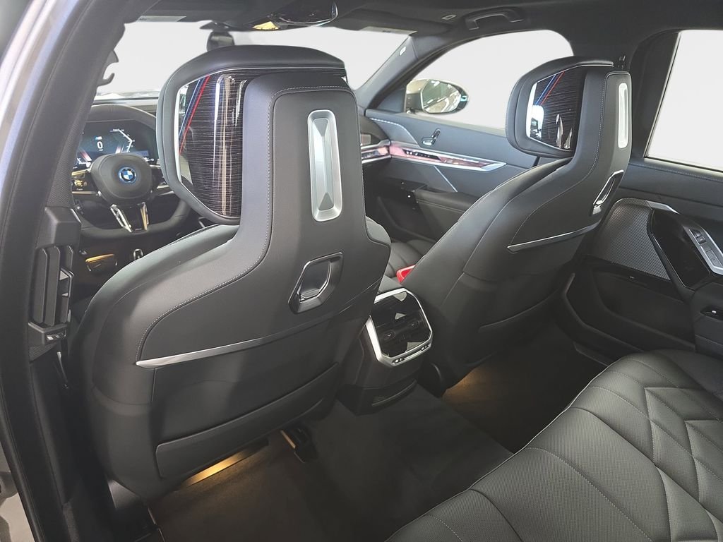 2026 BMW 7 Series 750e - Photo 9