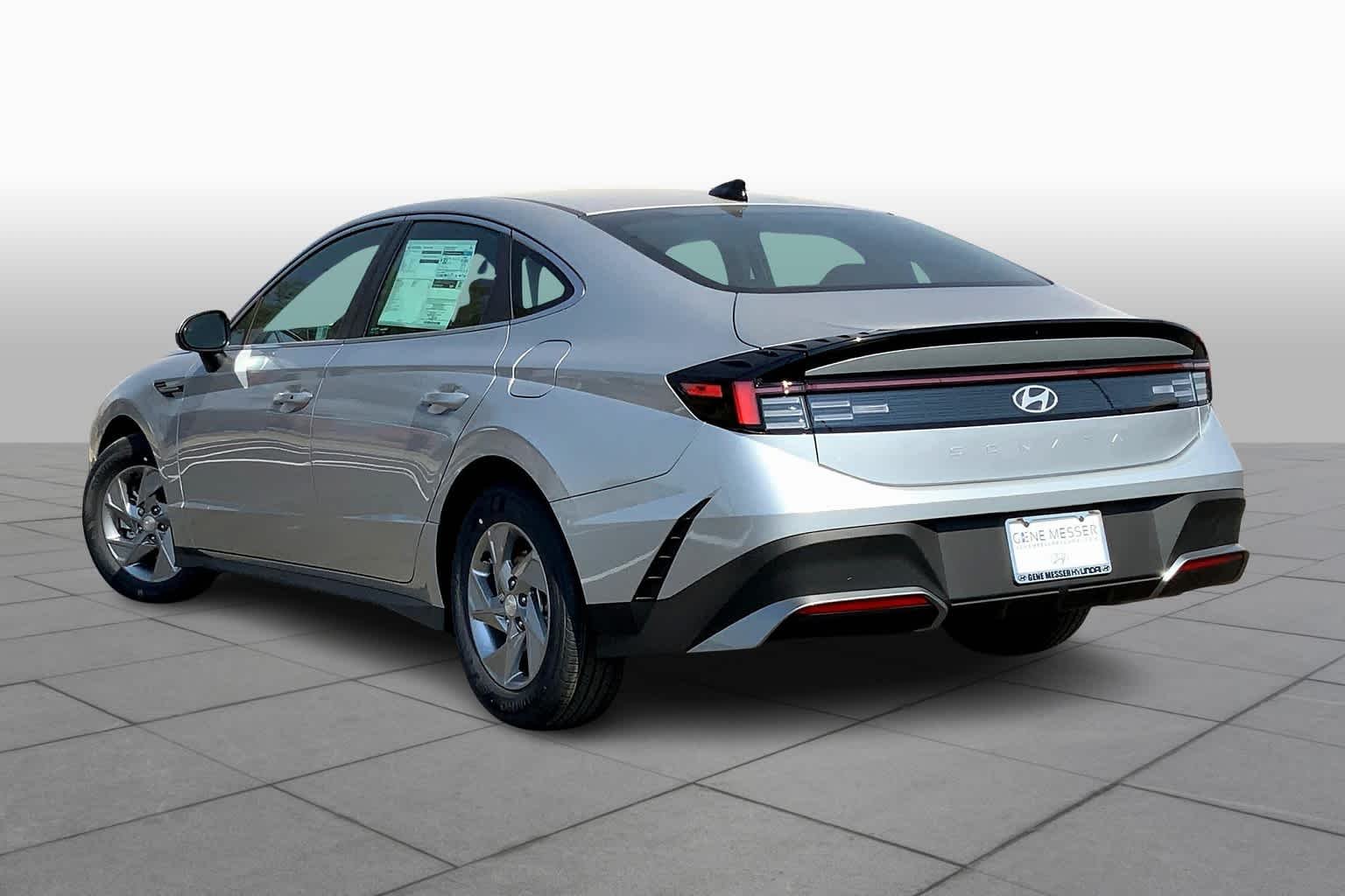 Used 2025 Aero Silver Hyundai SE image 12
