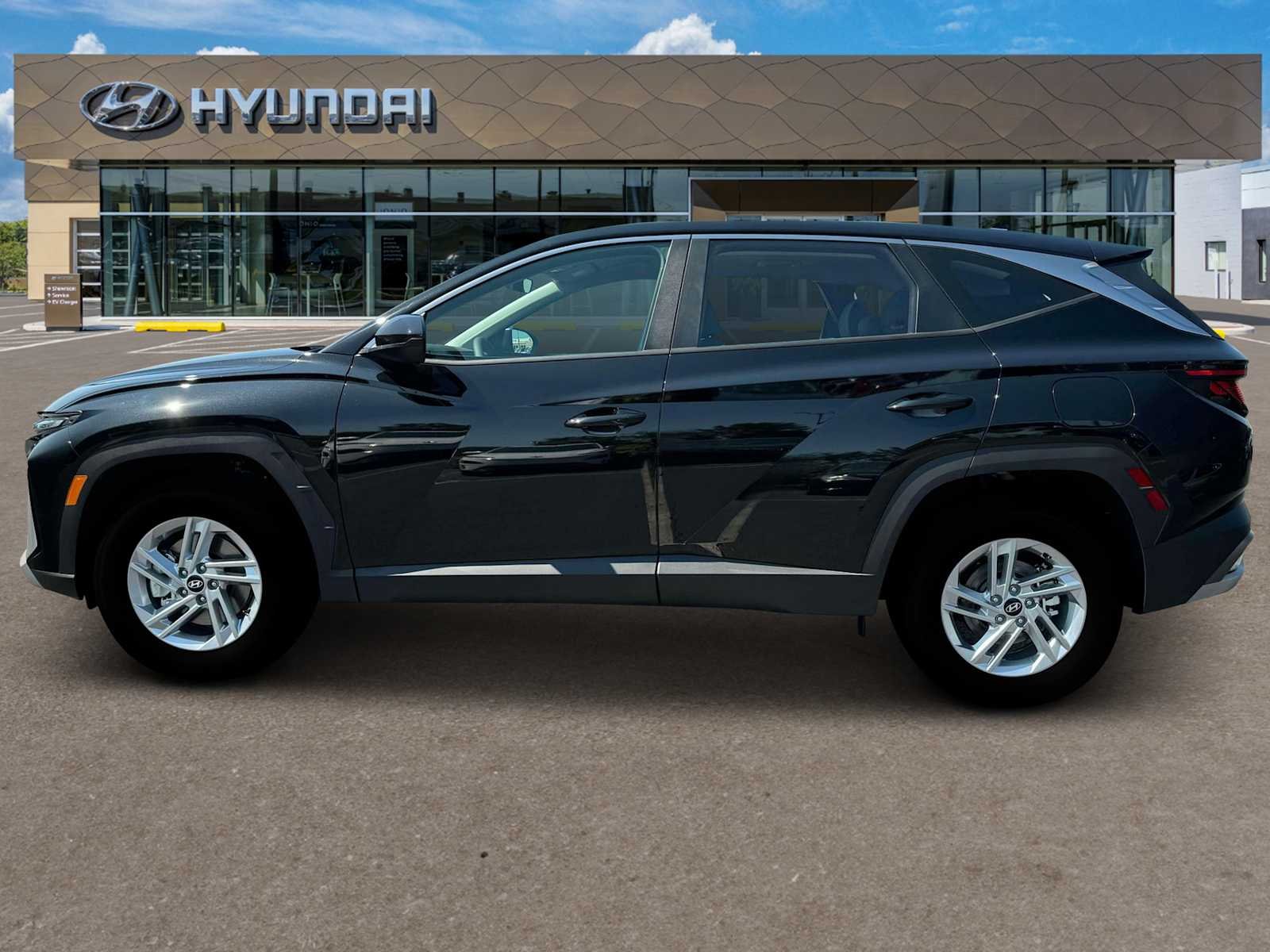 Used 2025 Phantom Black Hyundai SE image 3