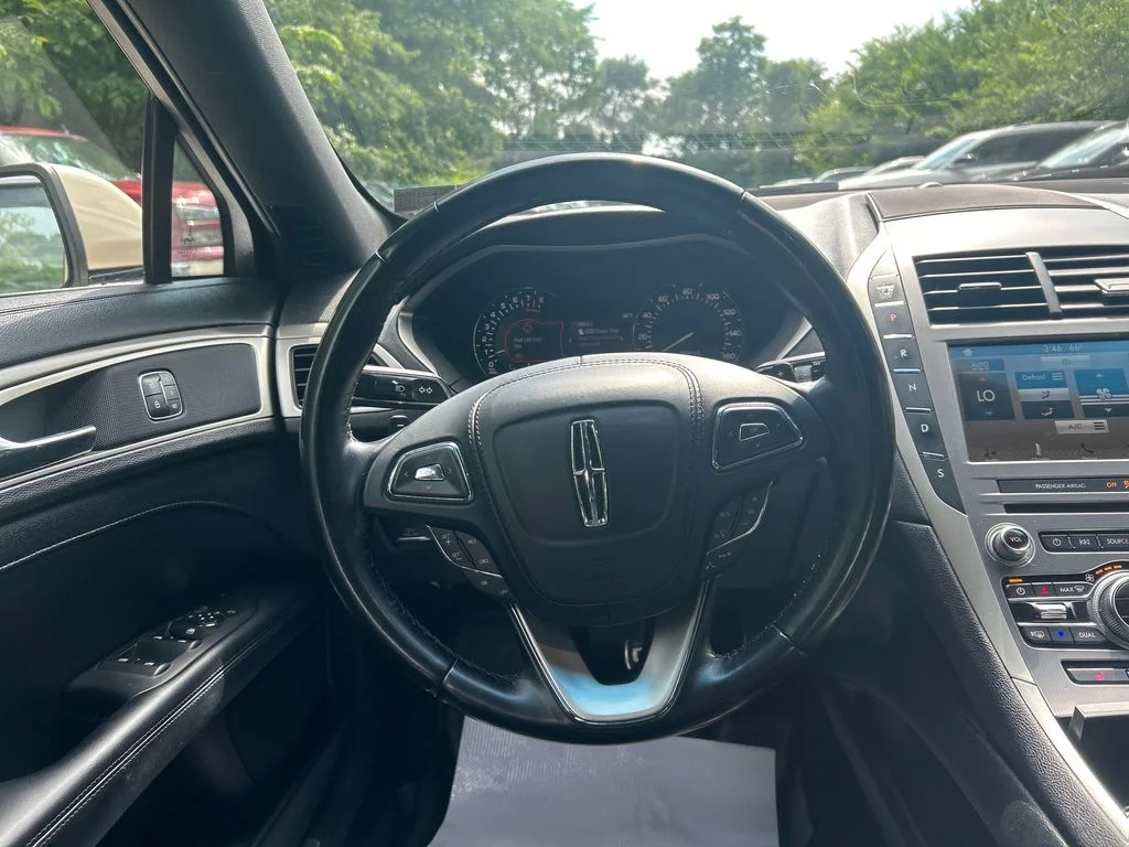 Used 2018  Lincoln Premiere image 14