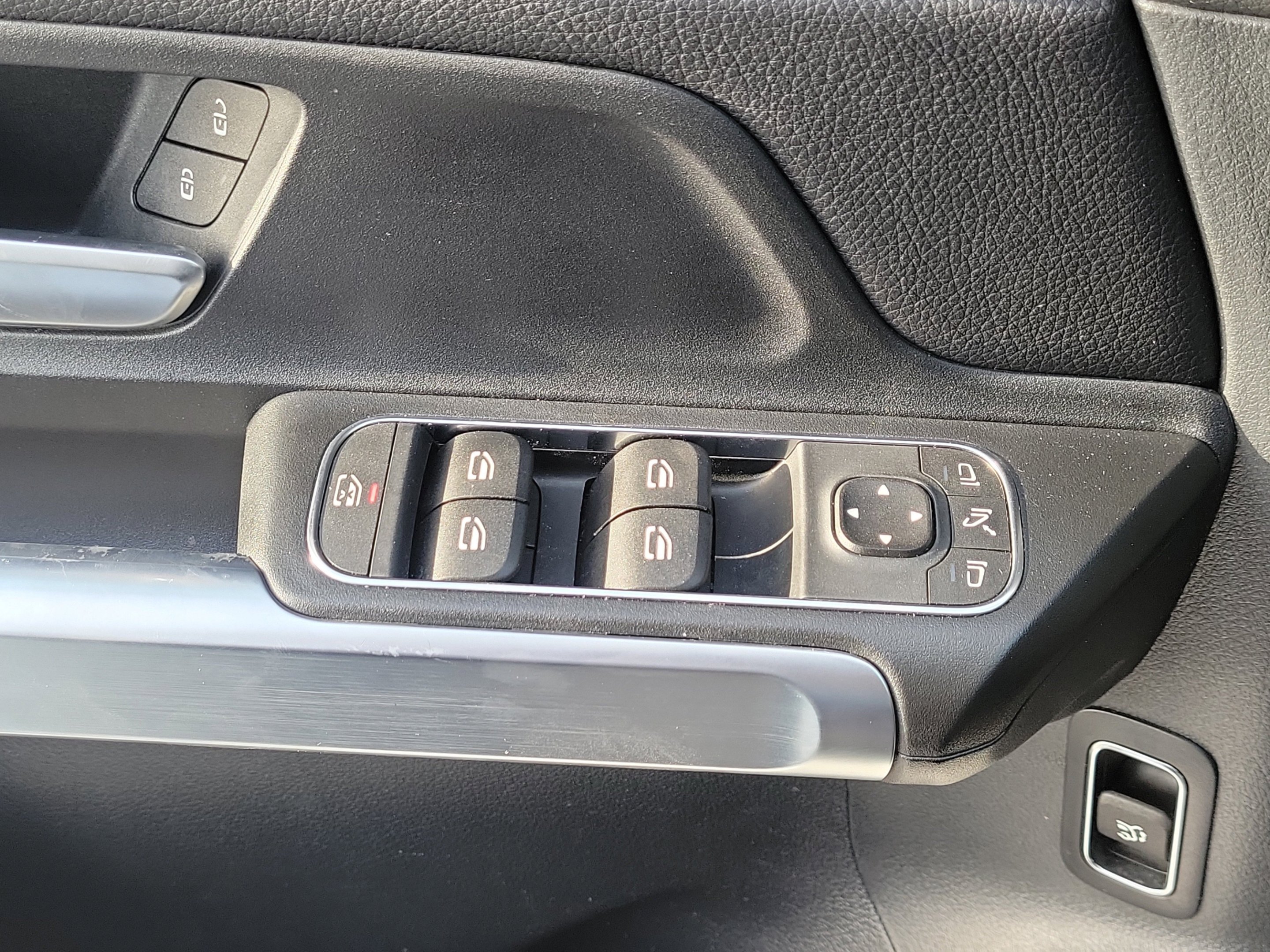 Used 2025 Polar White Mercedes-Benz GLB 250 image 26