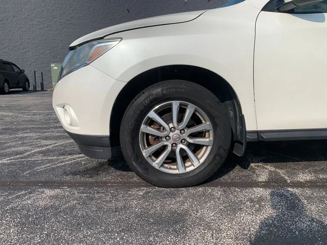 Used 2015 White Nissan S image 31