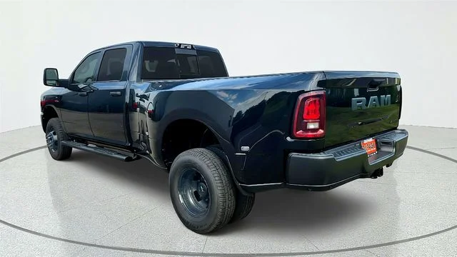 New 2026 Diamond Black Crystal Pearl-Coat Exterior Paint RAM Tradesman image 9