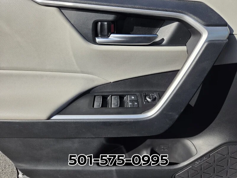 Used 2025 Silver Sky Metallic TOYOTA XLE PREMIUM FWD image 34
