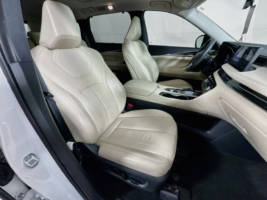 Certified Used 2024 White INFINITI LUXE image 40