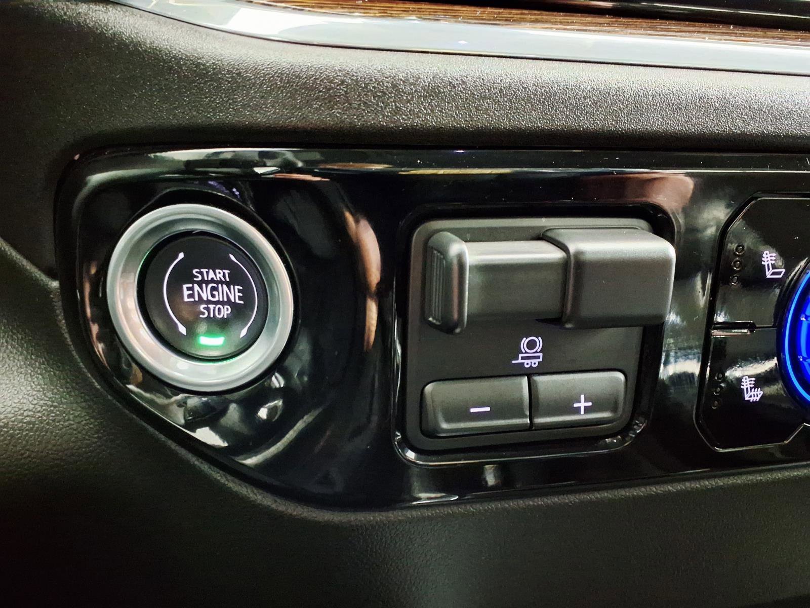 Used 2025 Summit White GMC Elevation image 23