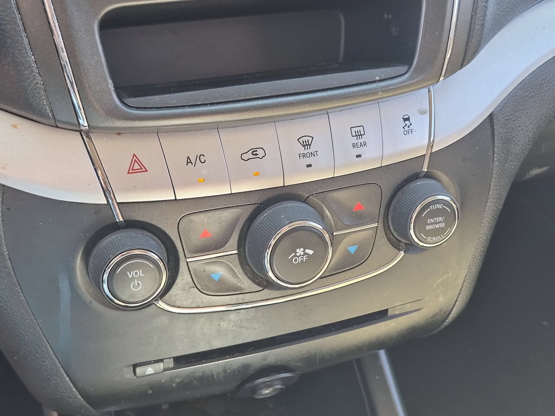 Used 2018 Granite Pearlcoat Dodge SE image 22