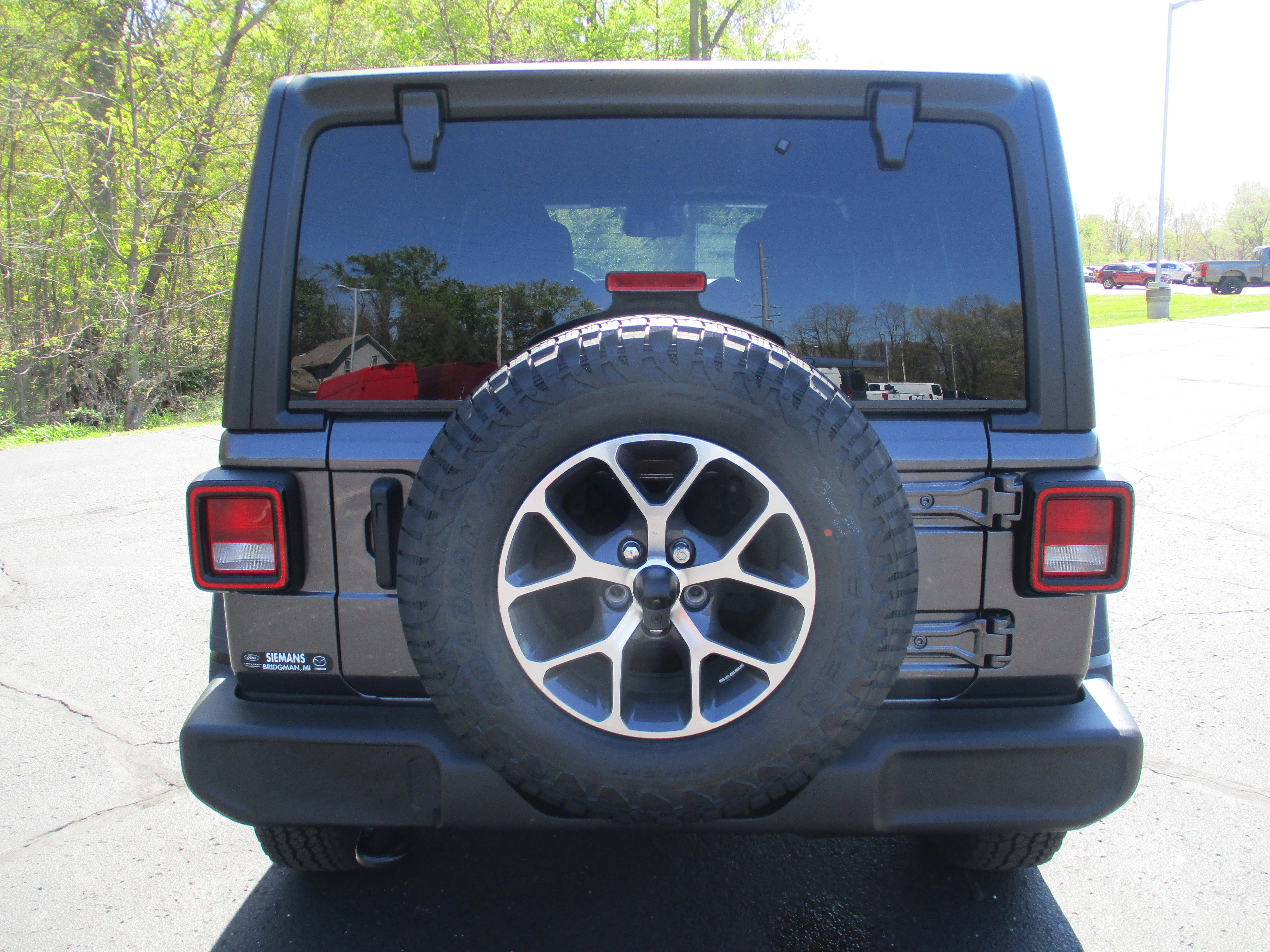 New 2026 Granite Crystal Metallic Clear-Coat Exterior Paint Jeep Sport S image 28