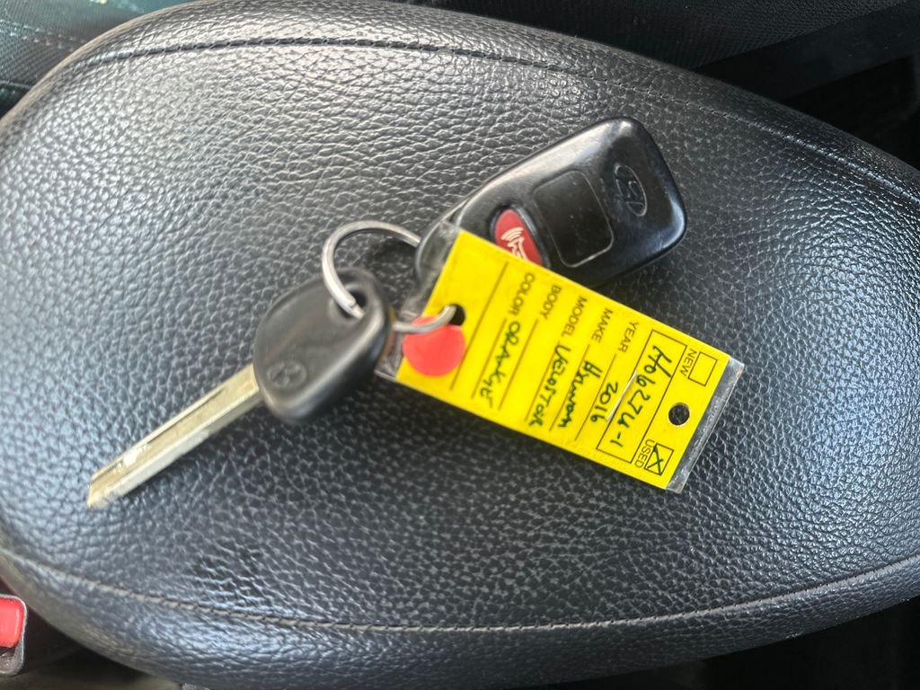 Used 2016 Vitamin C Pearl Hyundai Base image 17