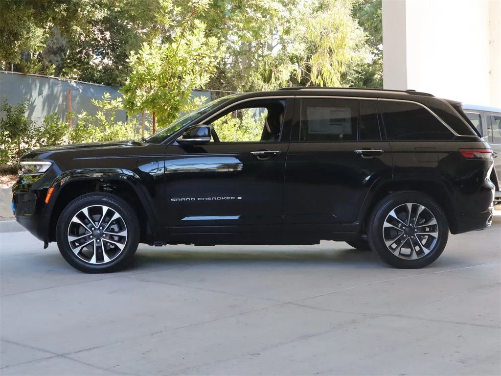 New 2023 Diamond Black Crystal Pearl-Coat Exterior Paint Jeep Overland 4xe image 7