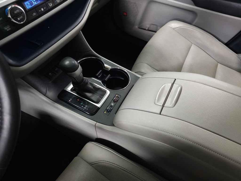Used 2019 Blizzard Pearl Toyota Limited Platinum image 31