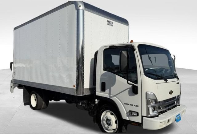 New 2025 Arc White Chevrolet  image 2