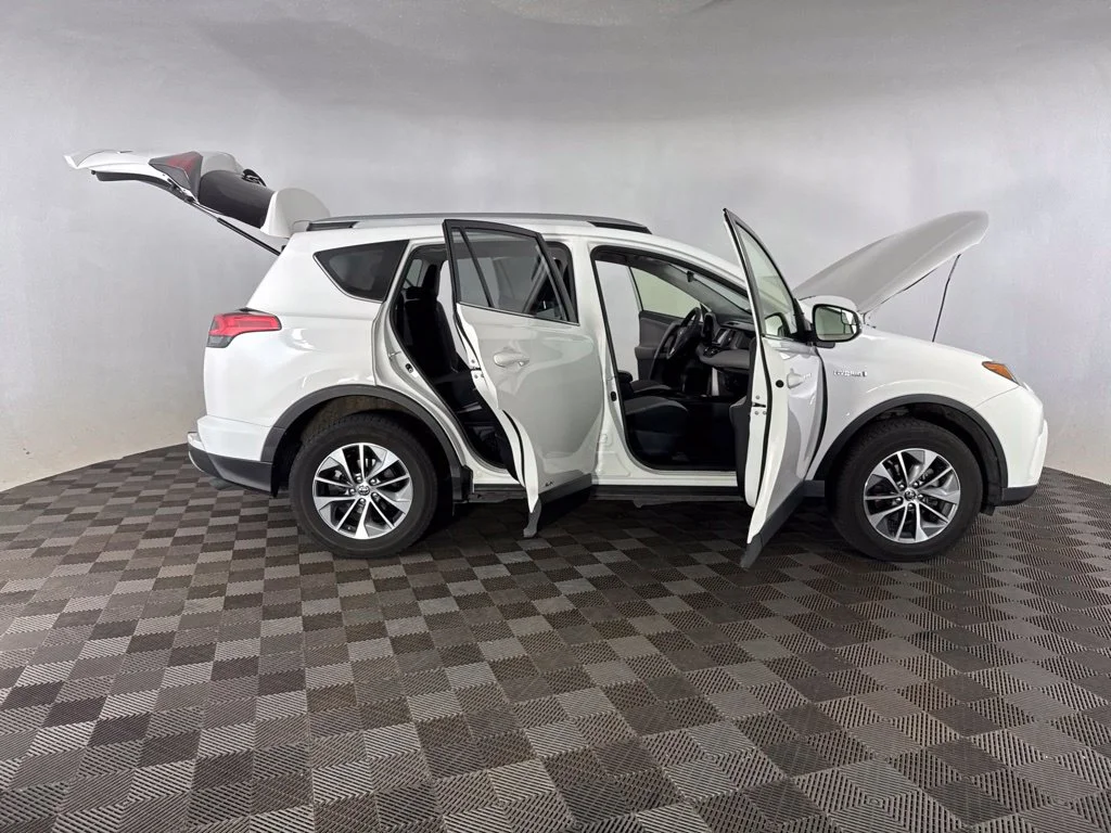 Used 2018 White Toyota LE image 21