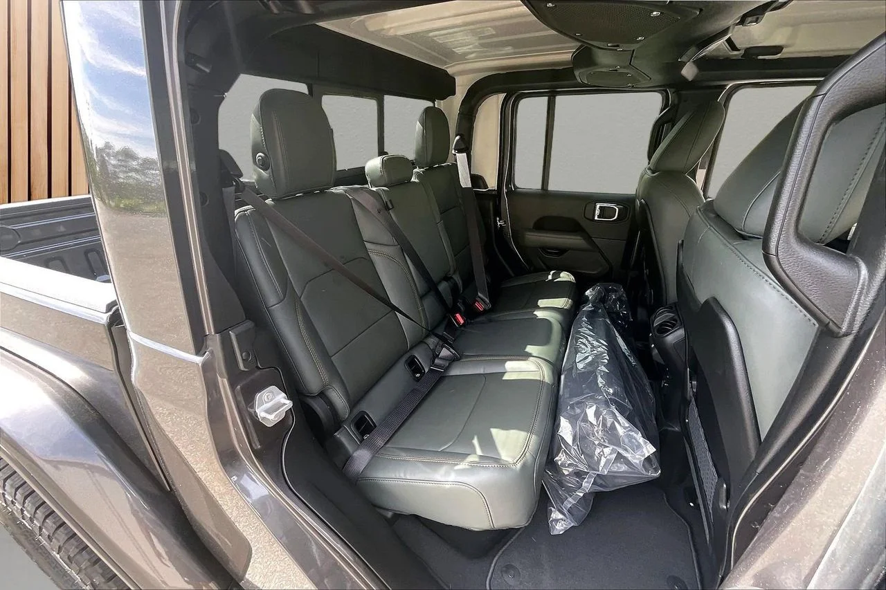New 2026 Granite Crystal Metallic Clear-Coat Exterior Paint Jeep Mojave image 19