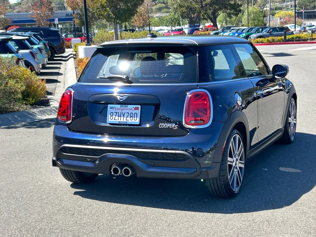 Used 2022 MINI Yours Enigmatic Black met MINI Iconic image 5