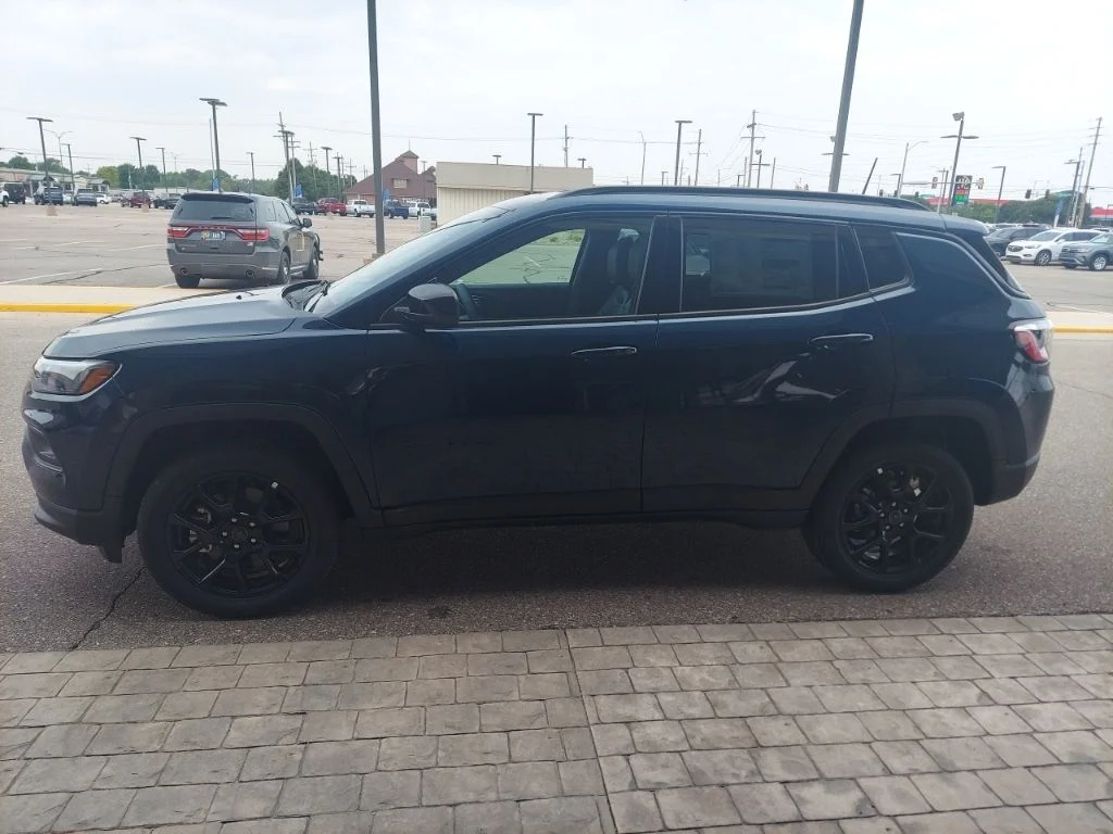 New 2026 Fathom Blue Pearl Coat Jeep Latitude image 4