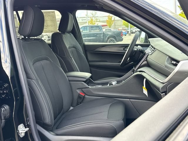 New 2026 Diamond Black Crystal Pearlcoat Jeep Laredo X image 28