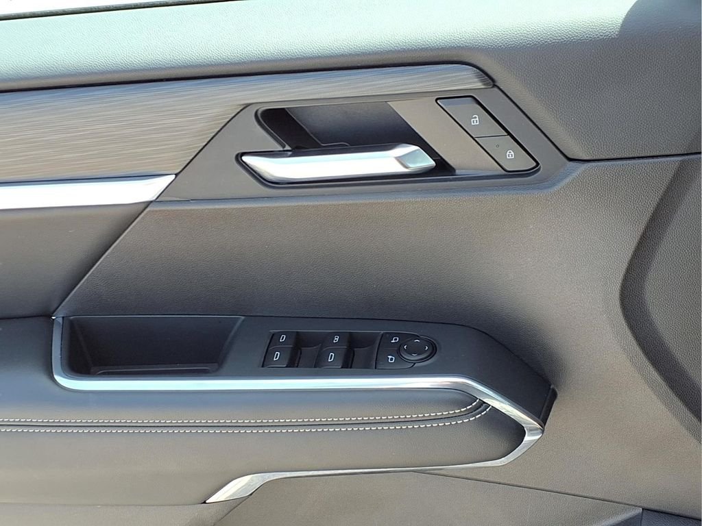 Used 2025 Summit White GMC Elevation image 15
