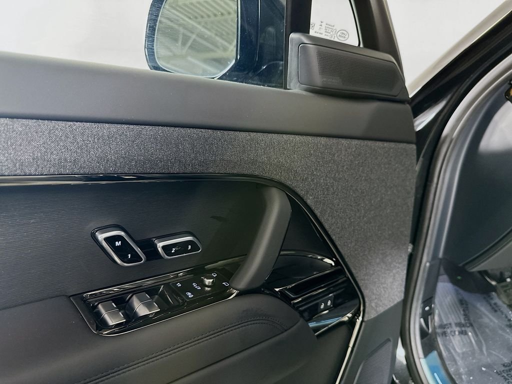 New 2026 Santorini Black Land Rover SE image 22