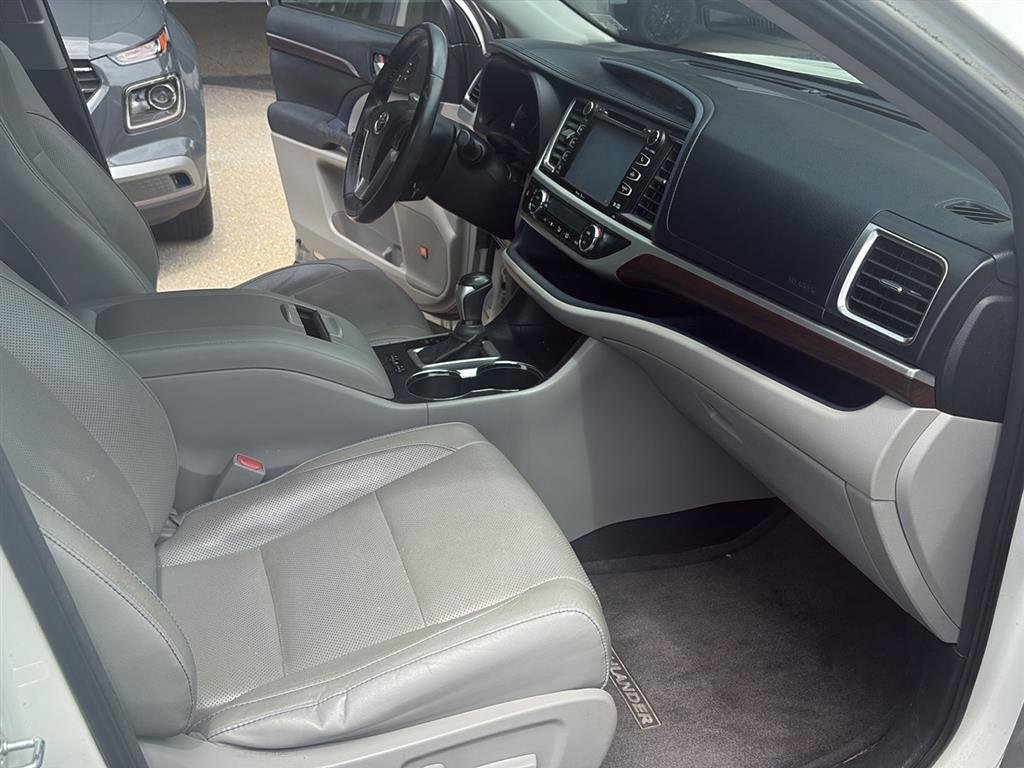 Used 2014 WHITE TOYOTA  image 23