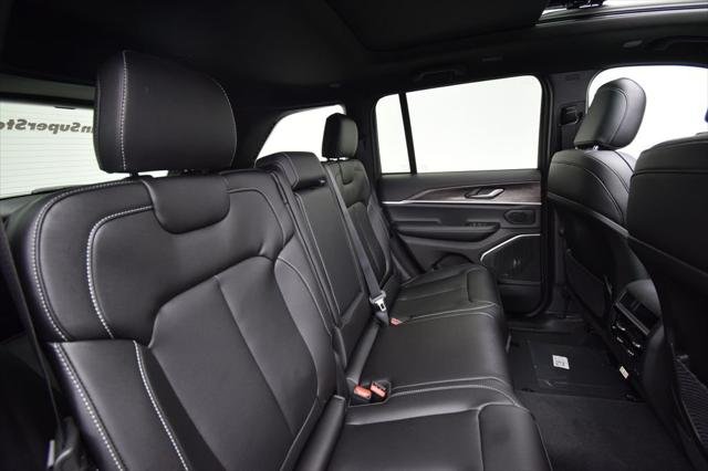 New 2026 Diamond Black Crystal Pearl-Coat Exterior Paint Jeep Limited image 21