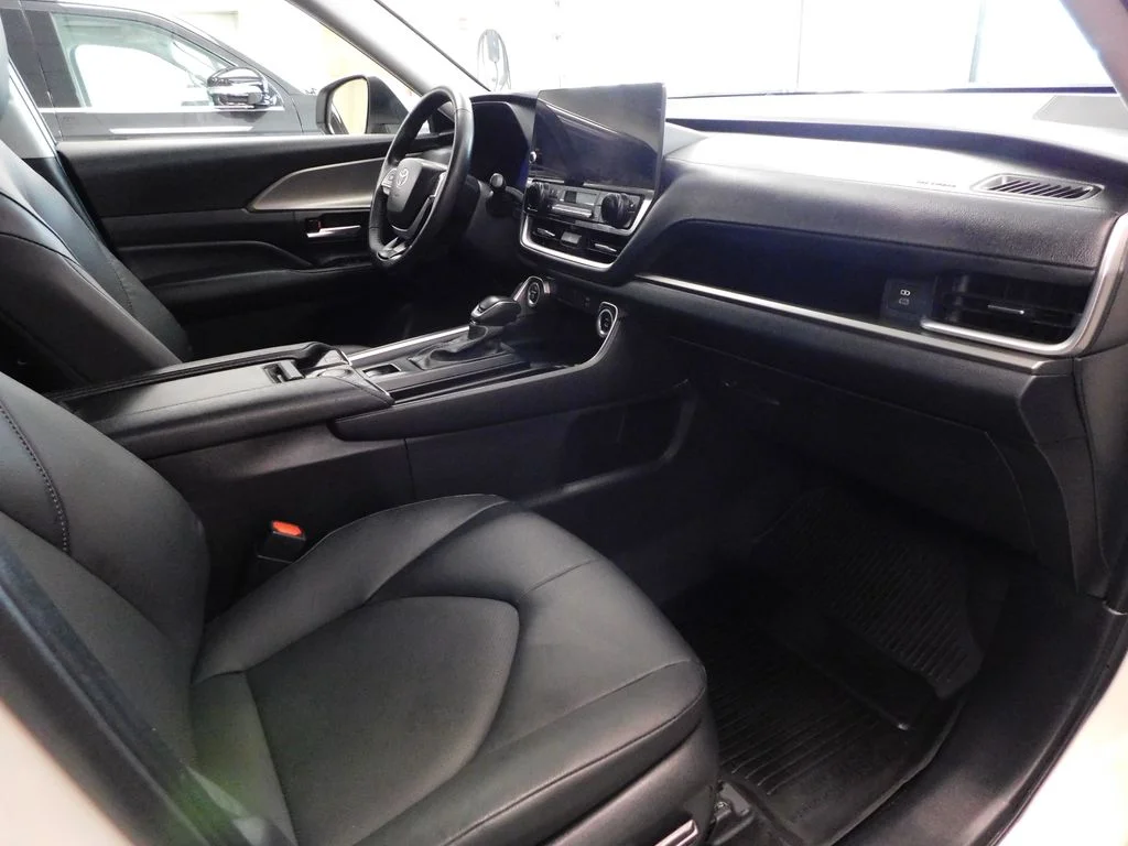 Used 2024 Cream Toyota XLE image 61