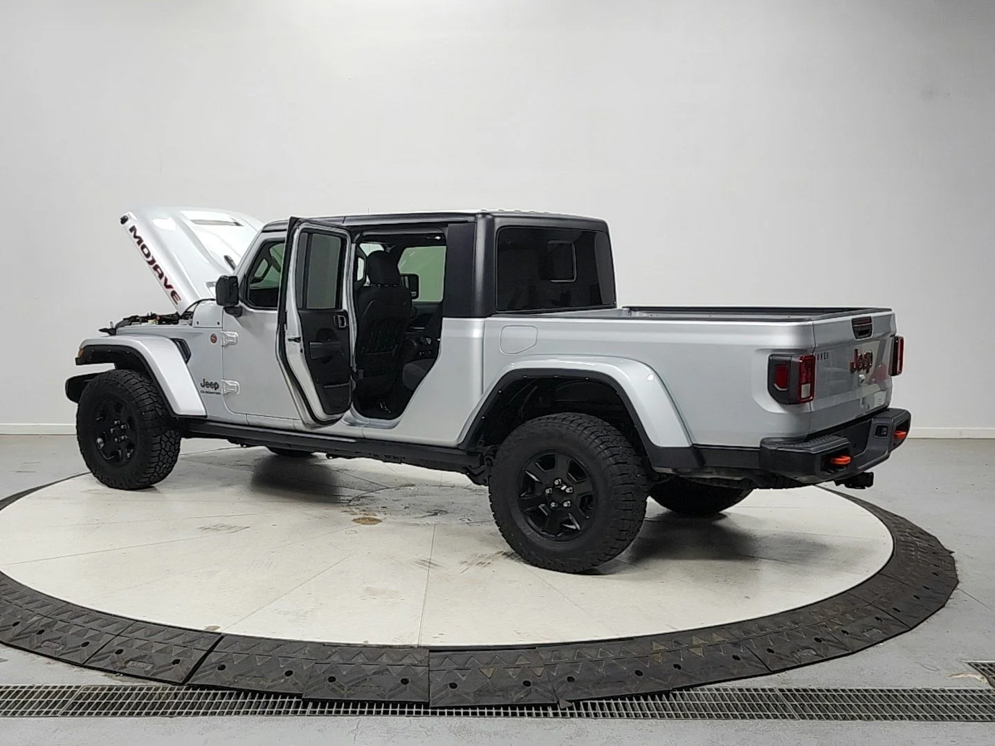 Used 2022 Silver Jeep Mojave image 13