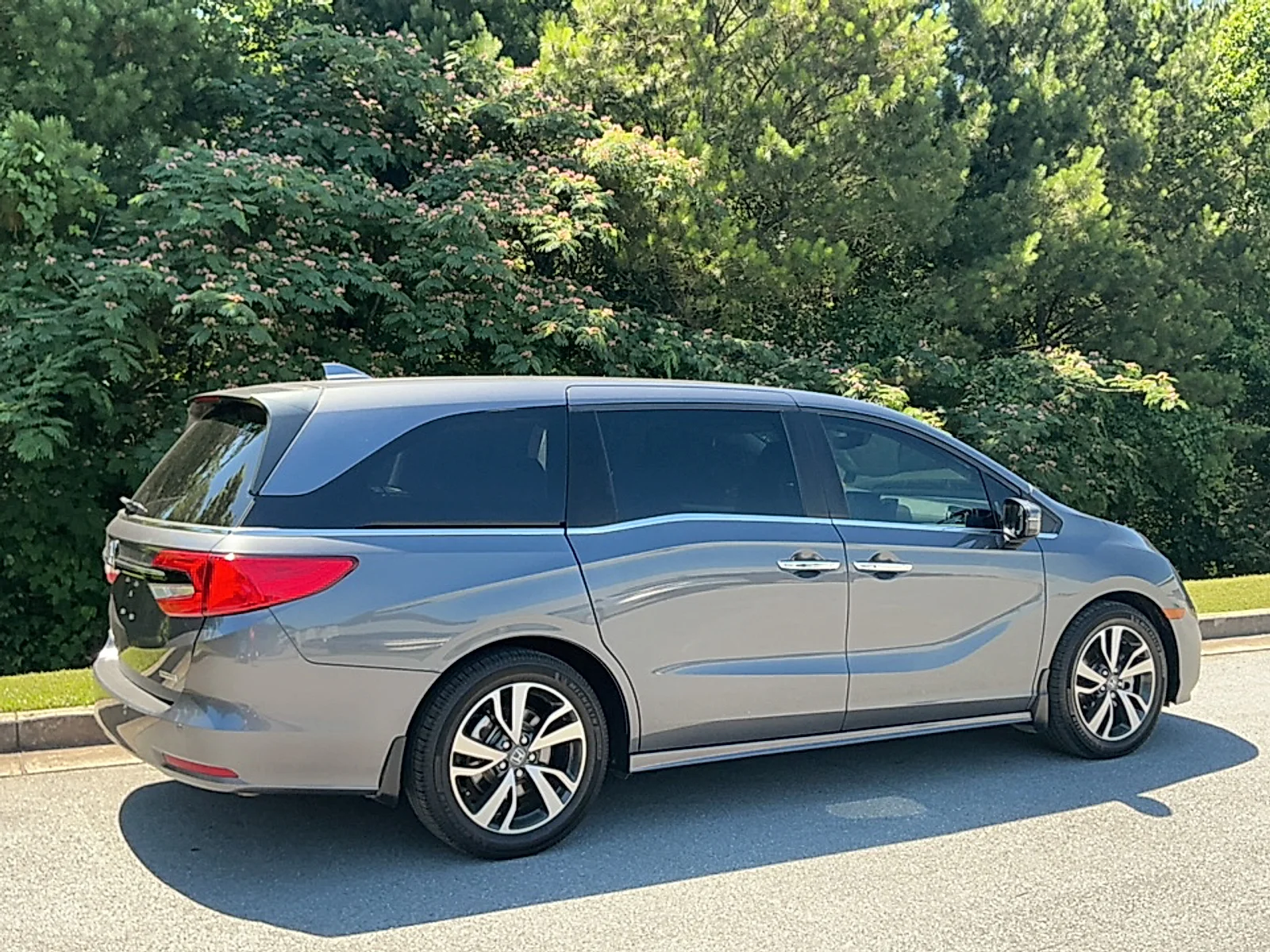 Used 2023 Modern Steel Metallic Honda Touring image 2