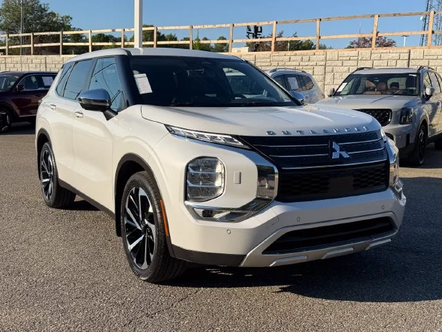 Used 2023 White Diamond Mitsubishi SE image 7