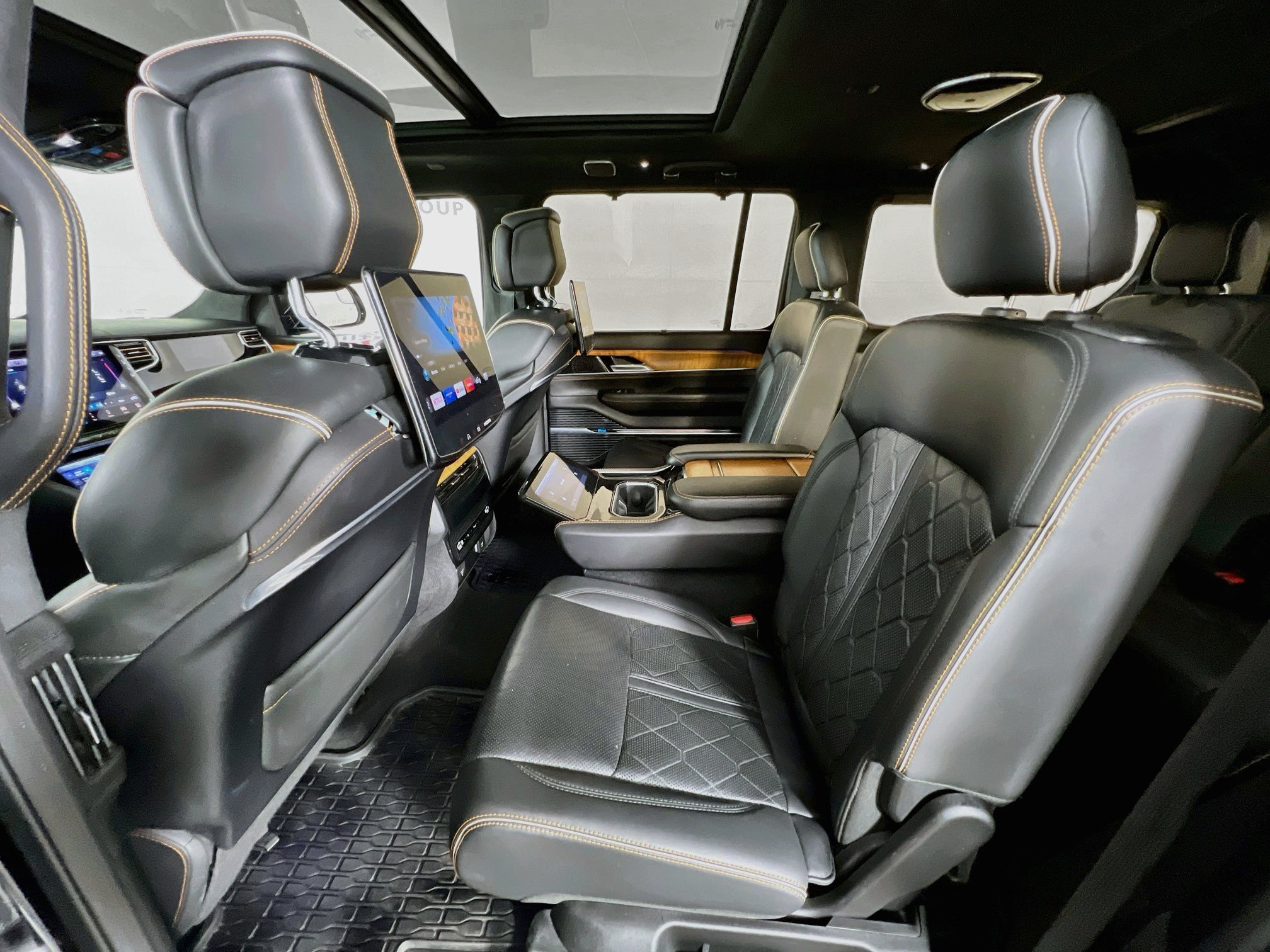 Used 2022 Diamond Black Crystal Pearlcoat Jeep SERIES III image 24
