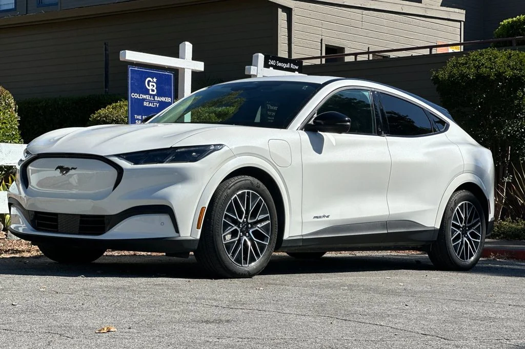 Used 2025 White Metallic Ford Premium image 9