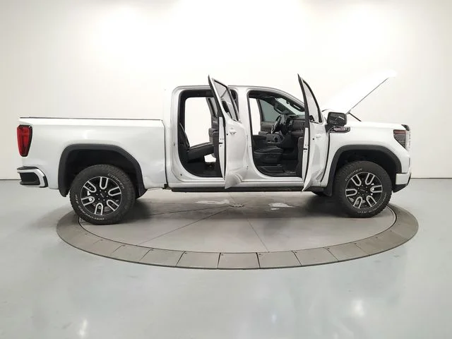 Used 2022 White GMC AT4 image 16