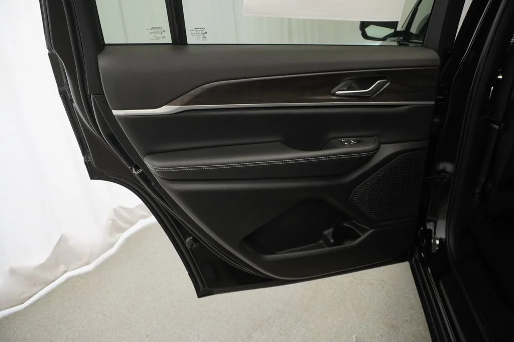 New 2026 Diamond Black Crystal Pearl-Coat Exterior Paint Jeep Altitude image 31