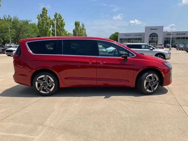 New 2027 Red Hot Pearl-Coat Exterior Paint Chrysler Limited image 4