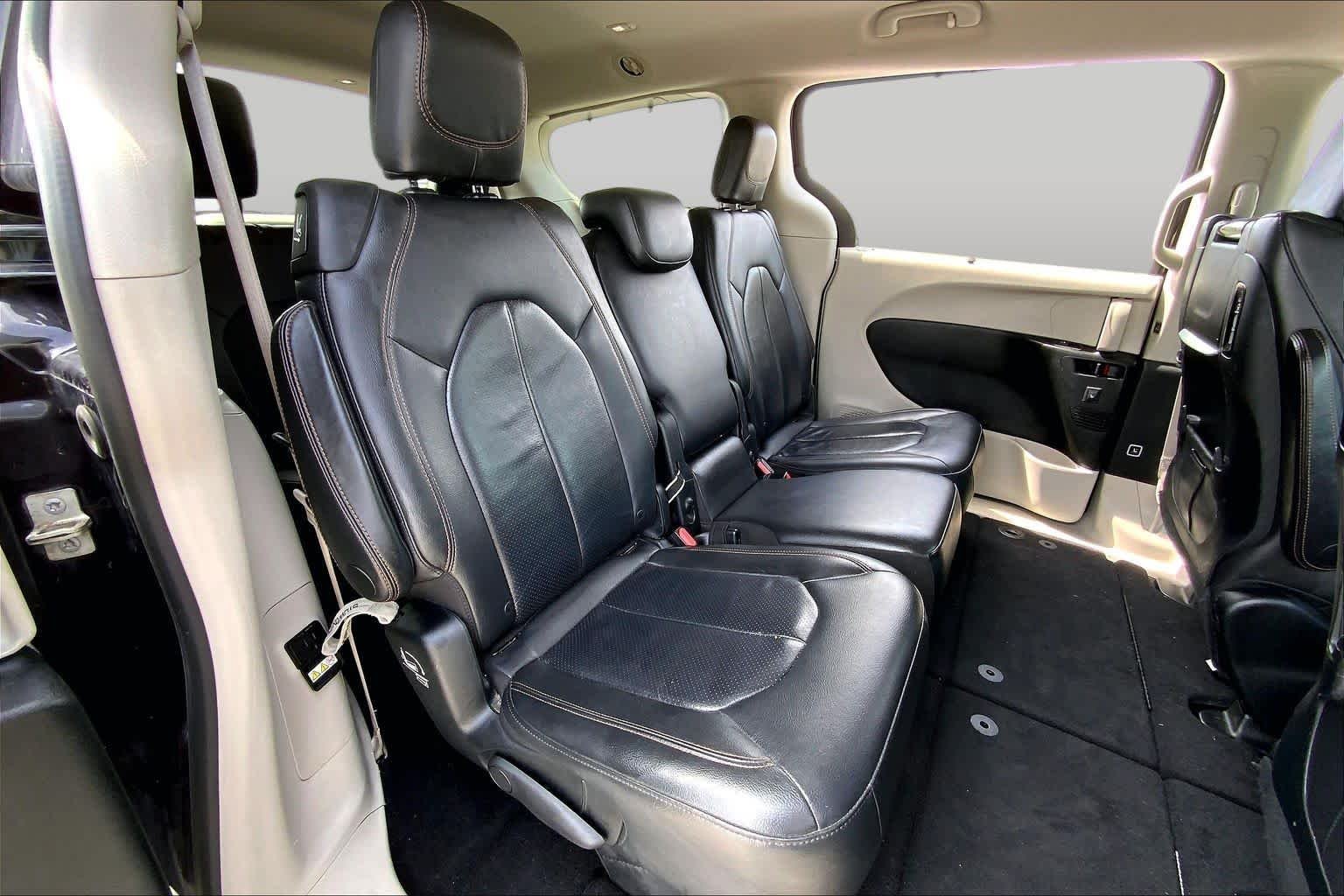 Used 2017 Dark Cordovan Pearlcoat Chrysler Touring-L Plus image 19