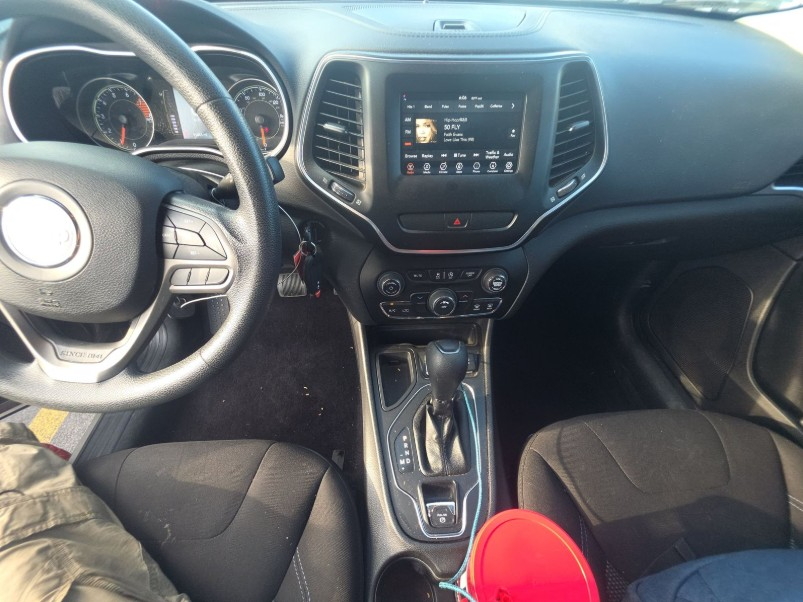 Used 2019 Light Brownstone Pearlcoat Jeep Latitude image 14