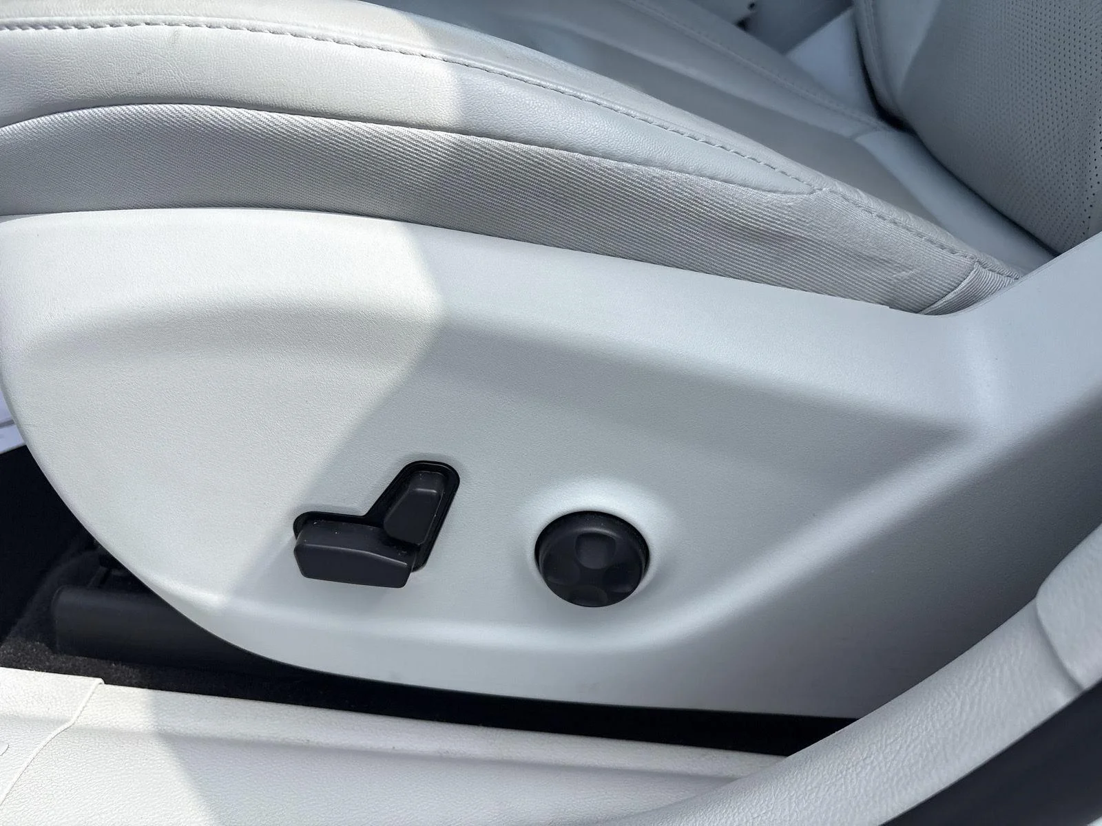 Used 2021 Bright White Clearcoat Jeep Latitude Lux image 15