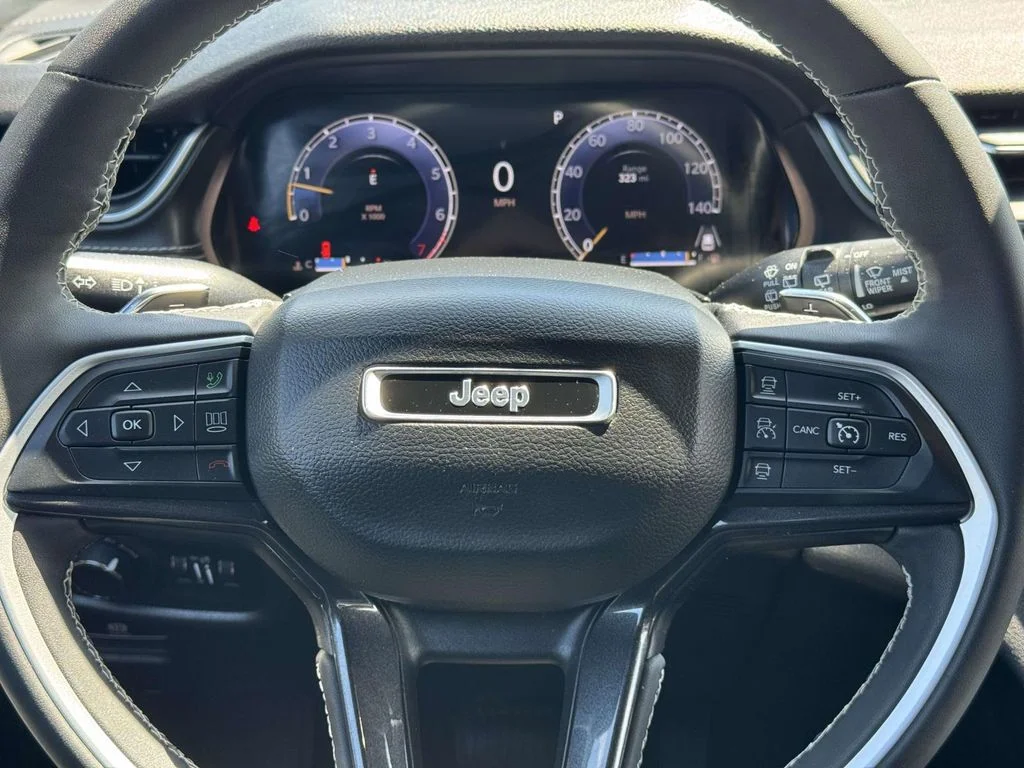 Used 2023 White/off-white Jeep Altitude X image 16