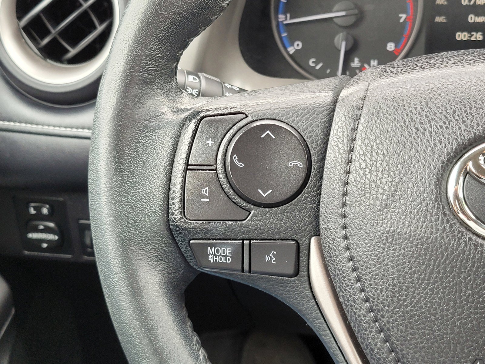 Used 2017  Toyota XLE image 25