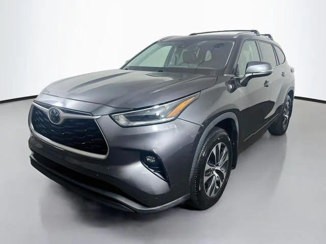 Used 2021 Magnetic Gray Metallic Toyota XLE image 5