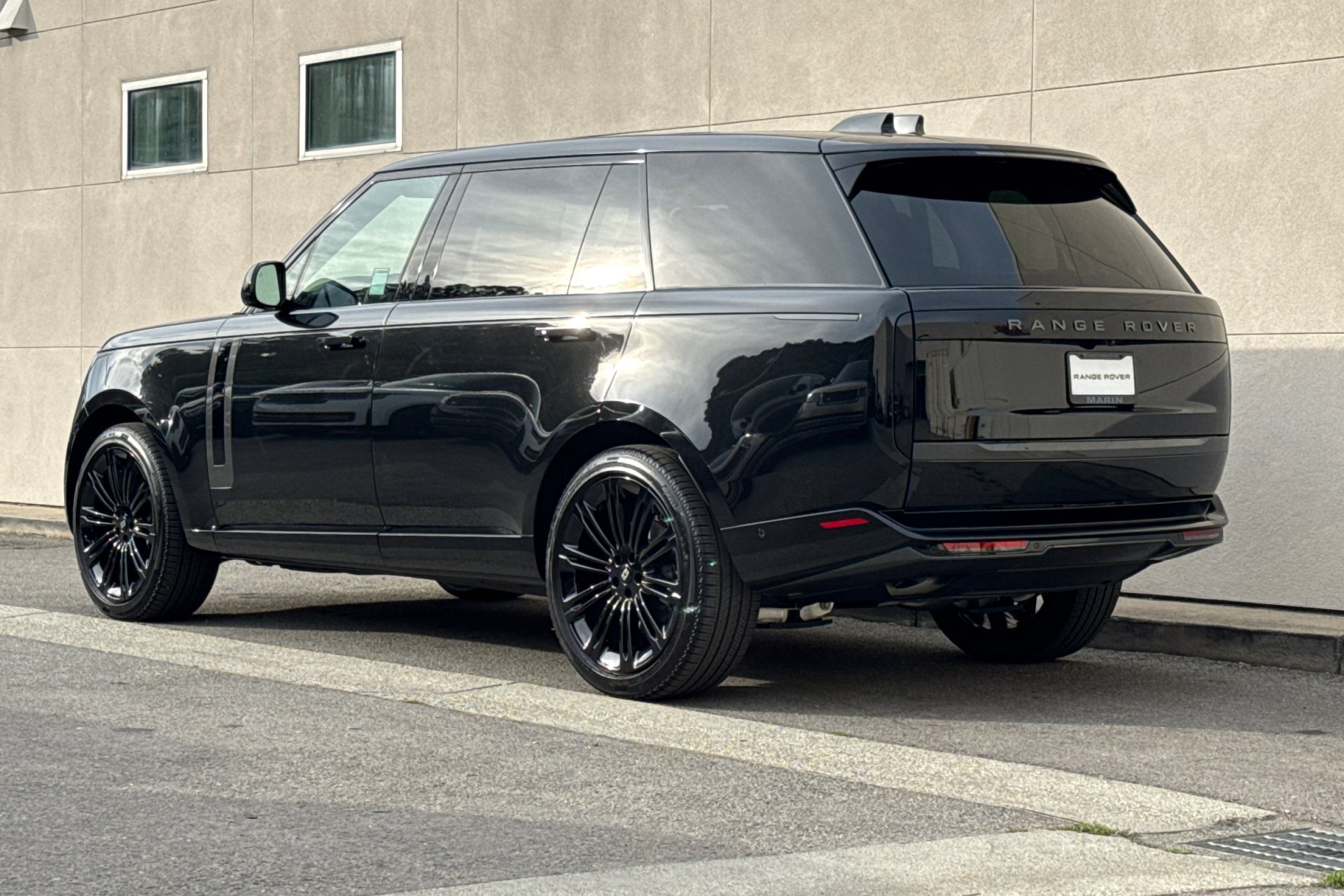 New 2027 Santorini Black Land Rover SE image 6