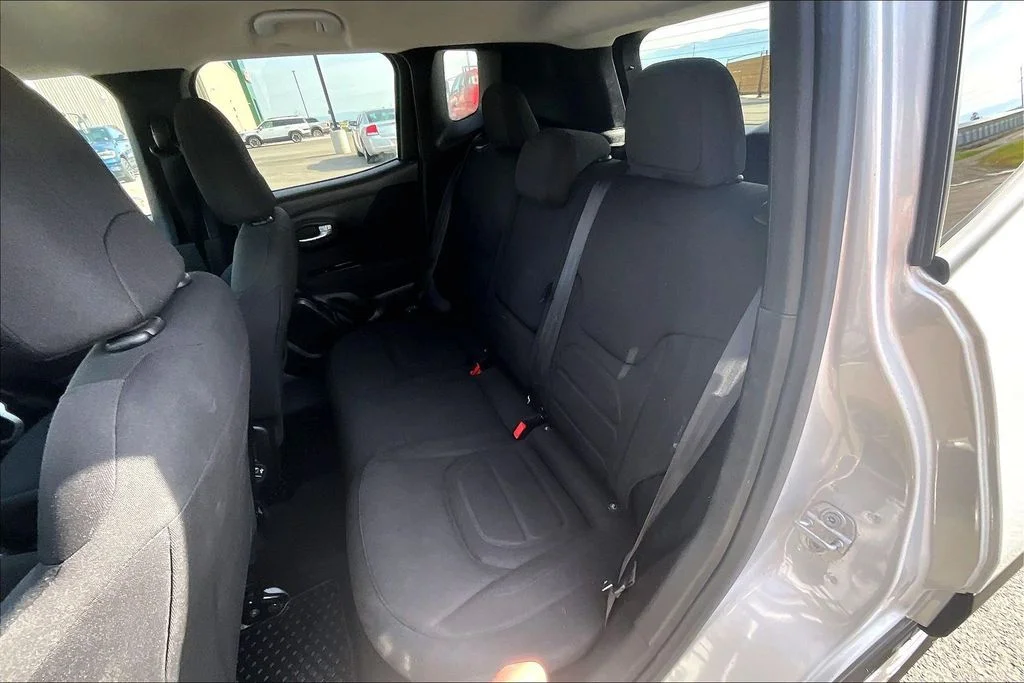 Used 2021 Silver Jeep Latitude image 25